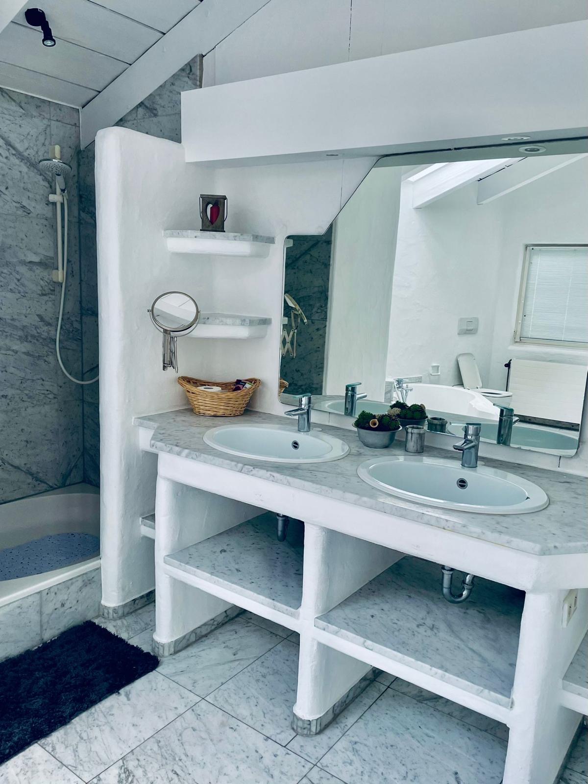 The Riverside Loft bathroom